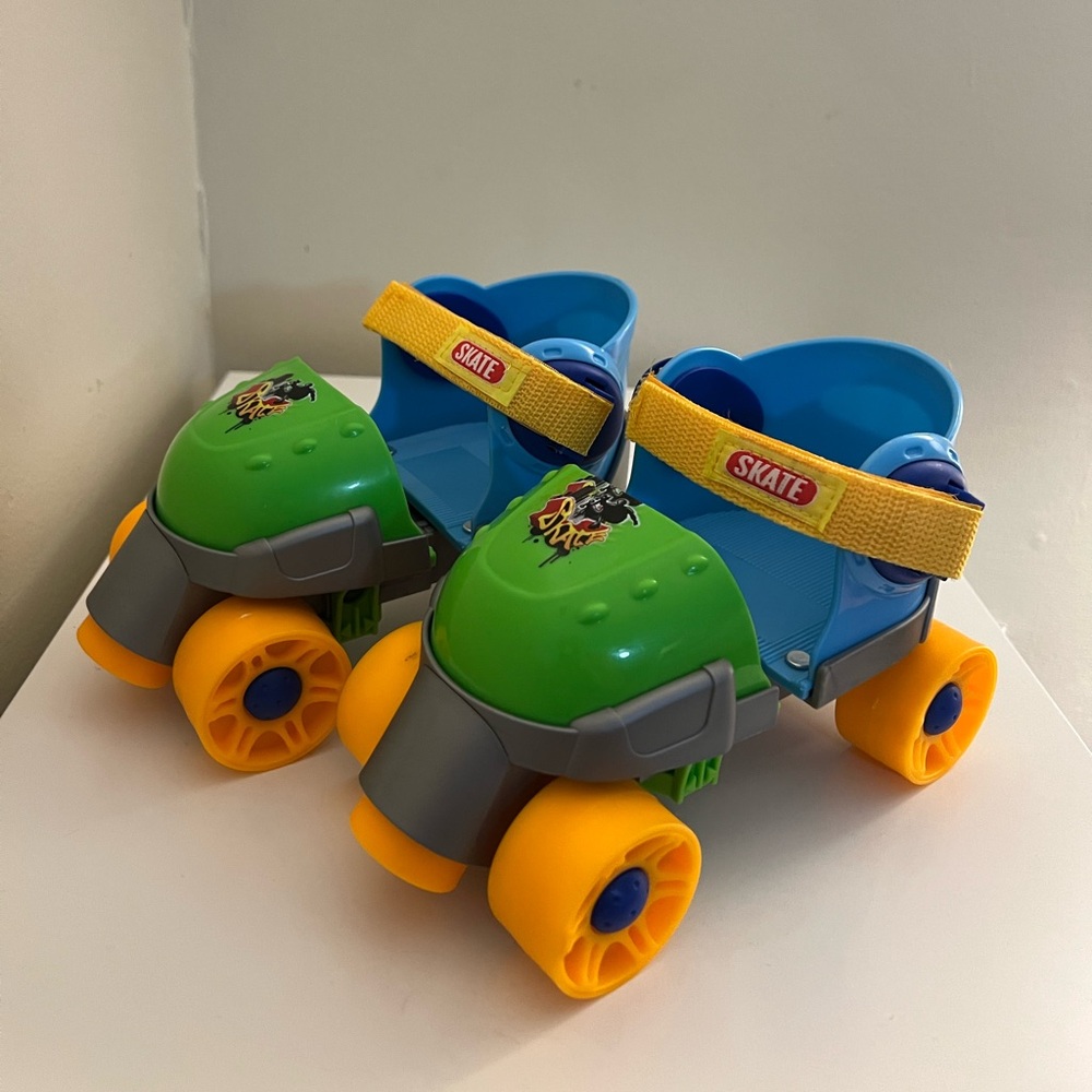 Adjustable learning roller skates for children